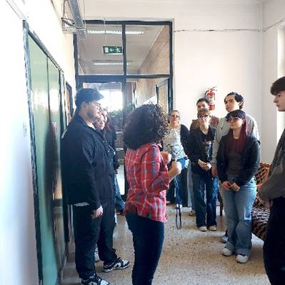 O imagine care conține îmbrăcăminte, persoană, încălțăminte, blugiConținutul generat de inteligența artificială poate fi incorect.