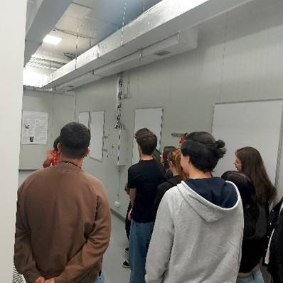 O imagine care conține îmbrăcăminte, persoană, om, pereteConținutul generat de inteligența artificială poate fi incorect.