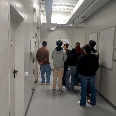 O imagine care conține îmbrăcăminte, om, de interior, încălțăminteConținutul generat de inteligența artificială poate fi incorect.