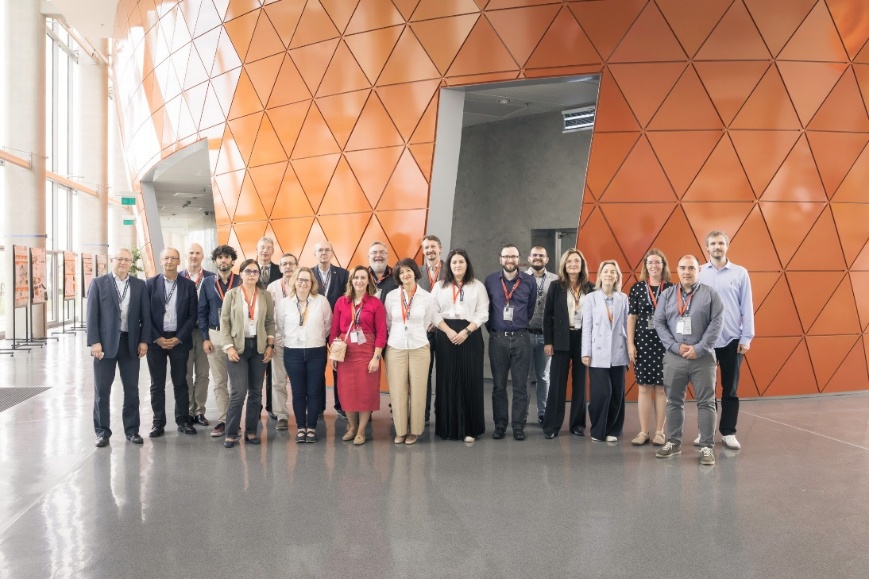 Ar putea fi o imagine cu 13 persoane