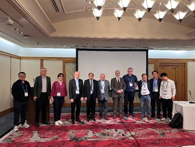 O imagine care conține îmbrăcăminte, om, de interior, persoanăConținutul generat de inteligența artificială poate fi incorect.